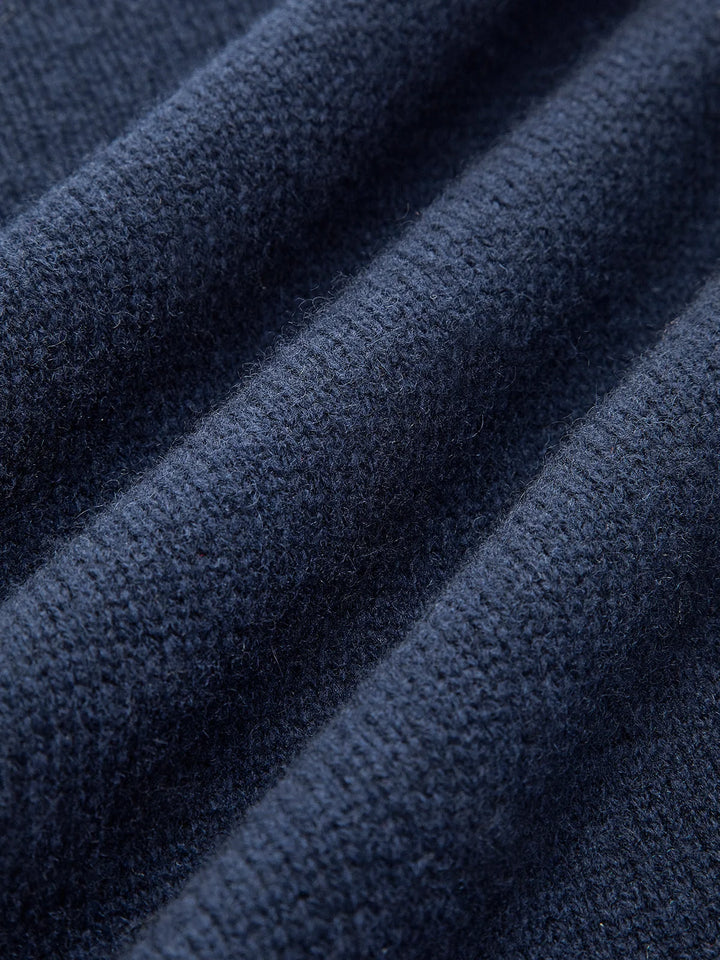 Damenpullover aus Strick mit Lagenlook – Hemdkragen aus Denim