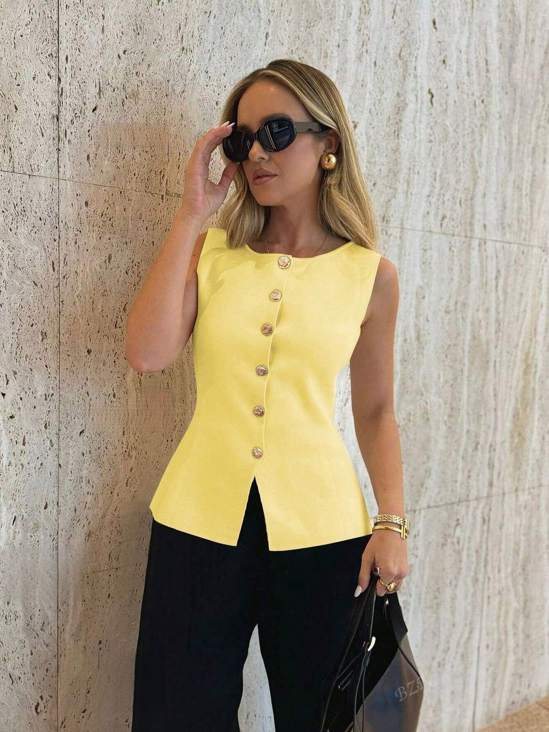 Gilet Femme Sans Manches Tricoté – Boucle Métal et Fente