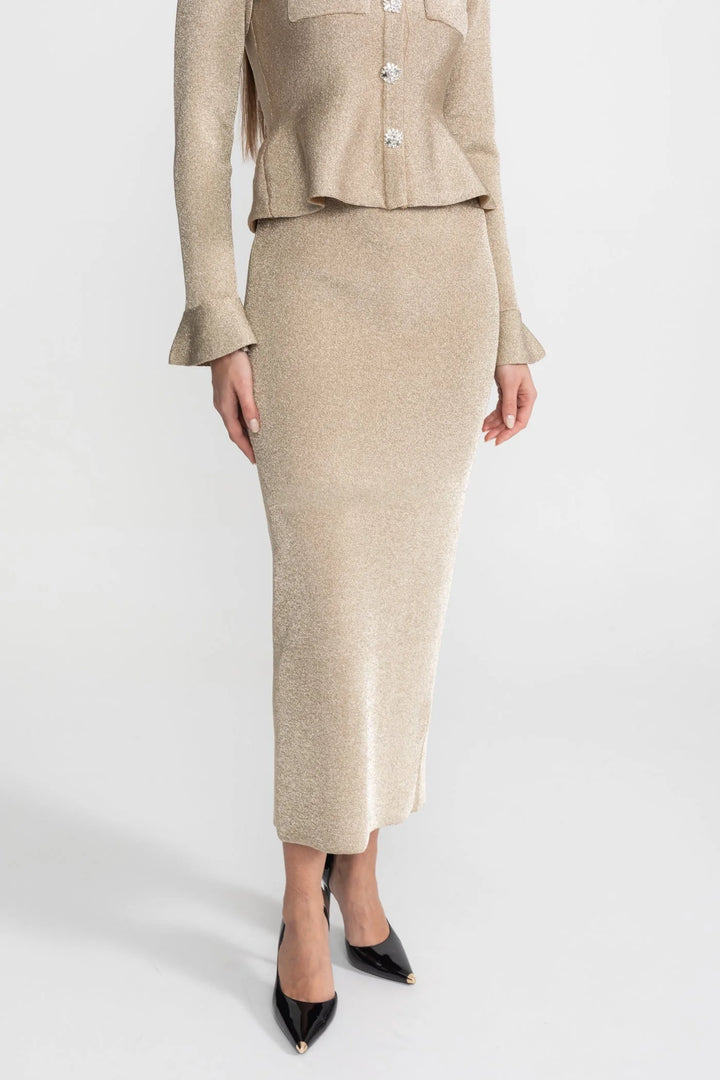 Eng anliegendes Damenkleid – lange Ärmel, hohe Taille