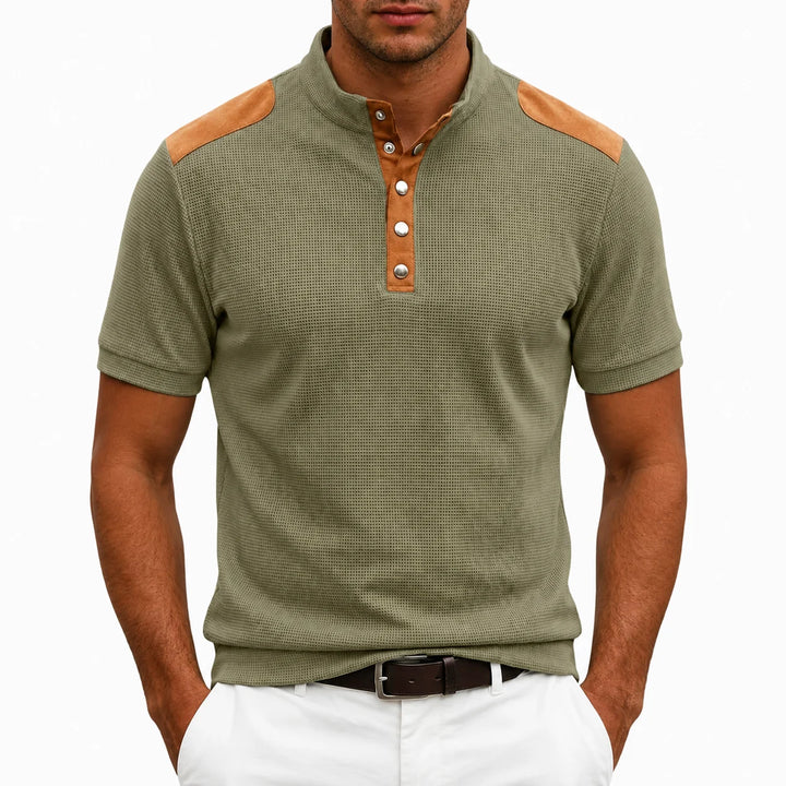 Herren-T-Shirt mit geknöpftem Stehkragen – Detail mit kontrastierenden Einsätzen