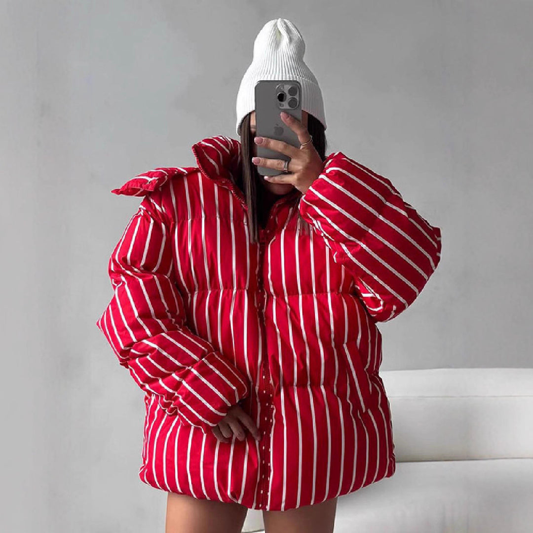 Manteau Femme Matelassé à Rayures – Capuche et Col Montant Zippé