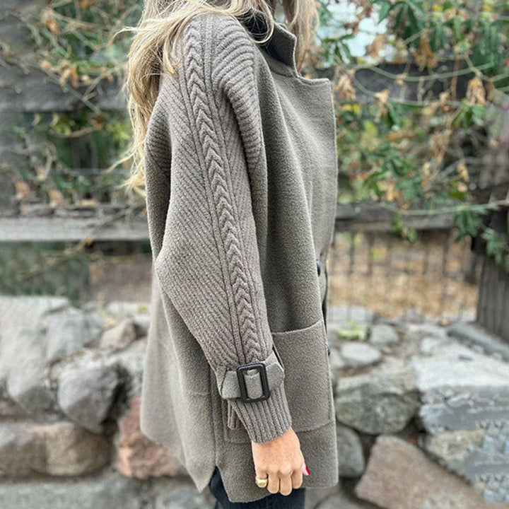 Mittellanger Damenstrickmantel – Strukturierte ausgestellte Ärmel