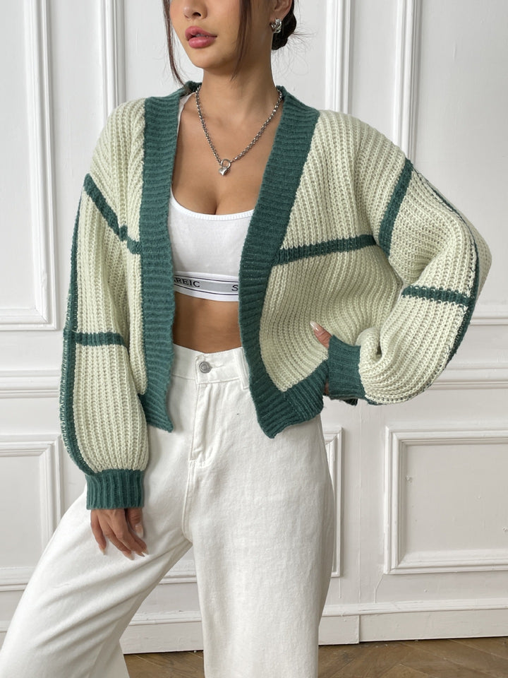 Damesvest van structuurbreisel - kort, casual en open model