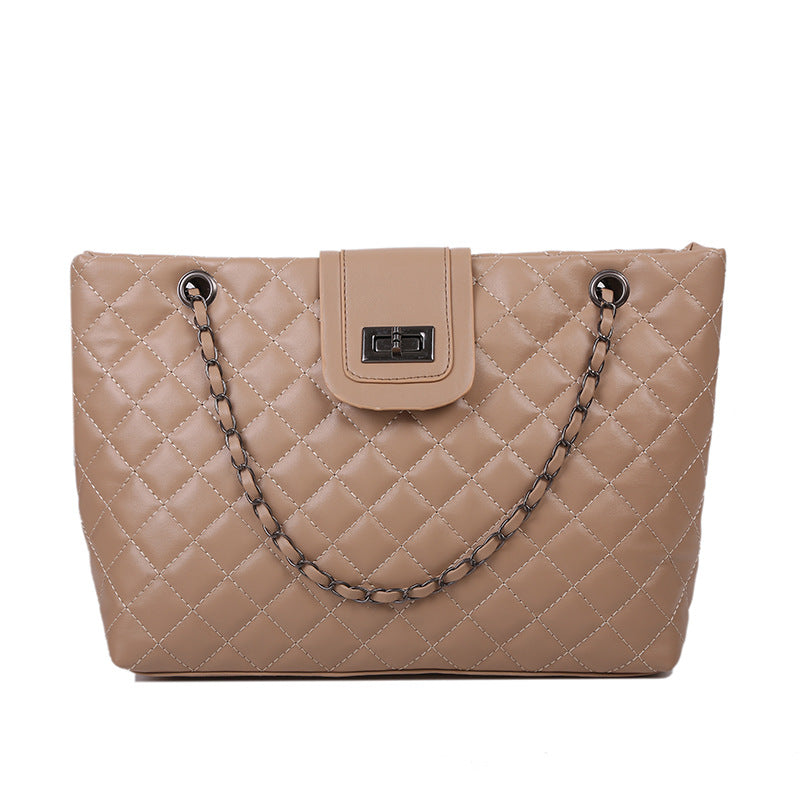 Borsa a tracolla trapuntata – ricami e catena elegante