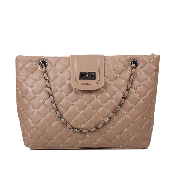 Borsa a tracolla trapuntata – ricami e catena elegante