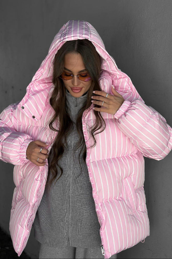 Manteau Femme Matelassé à Rayures – Capuche et Col Montant Zippé