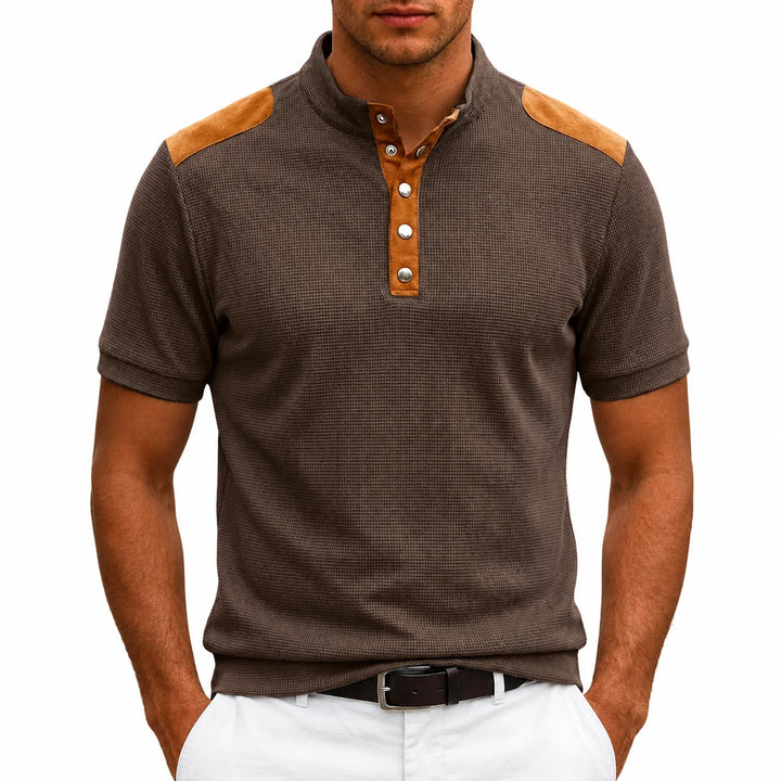 Herren-T-Shirt mit geknöpftem Stehkragen – Detail mit kontrastierenden Einsätzen