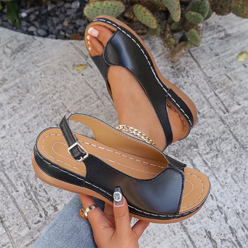Flache Damen-Sandale aus glattem veganem Leder – Offene Spitze mit Schnallen-Slingback