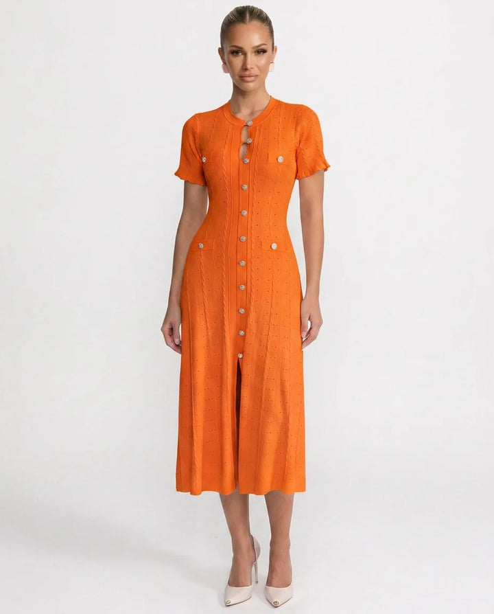 Damenkleid aus Rippstrick – Elegante Knopfleiste und Midi-Schnitt
