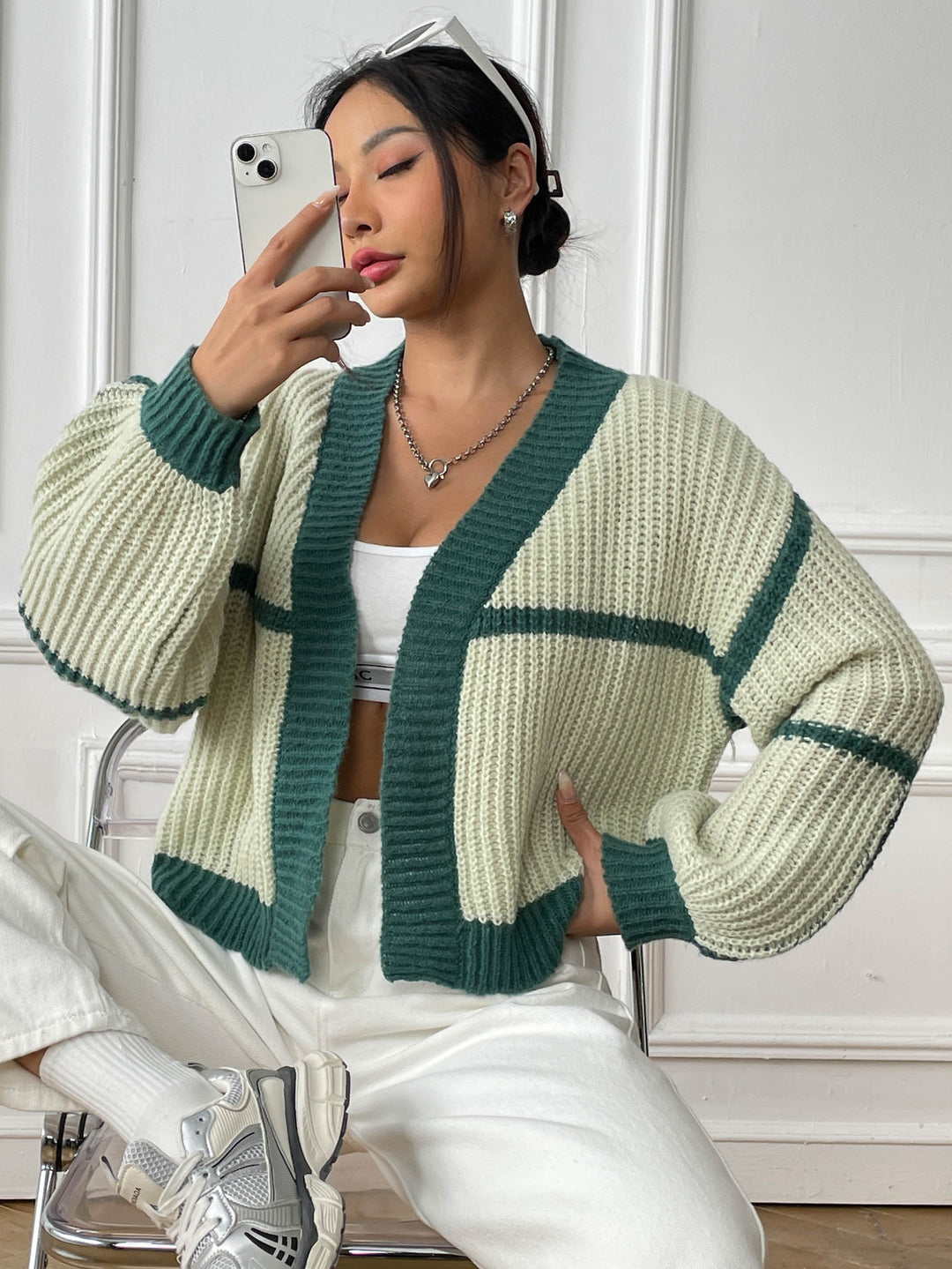 Damesvest van structuurbreisel - kort, casual en open model
