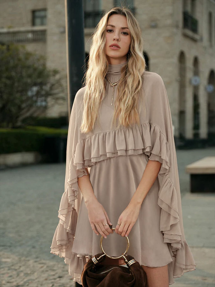 Mittellanges Damenkleid aus Chiffon – elegante Volants