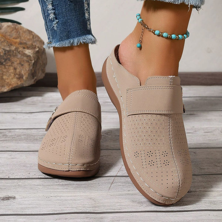 Zoccoli con Zeppa Donna – Punta Tonda Slip-on con Dettaglio in Metallo