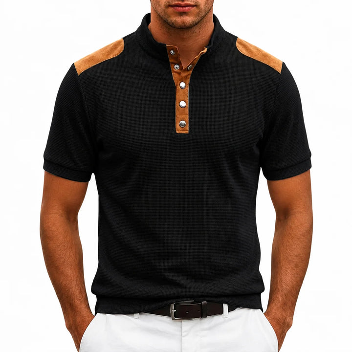Herren-T-Shirt mit geknöpftem Stehkragen – Detail mit kontrastierenden Einsätzen