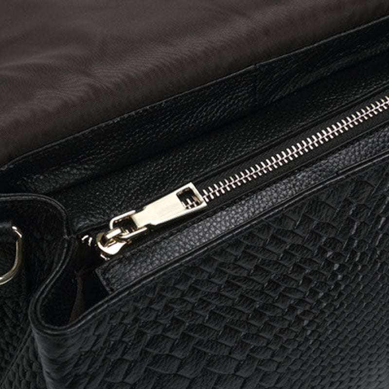 Borsa a tracolla da donna in pelle intrecciata – formato compatto spalla