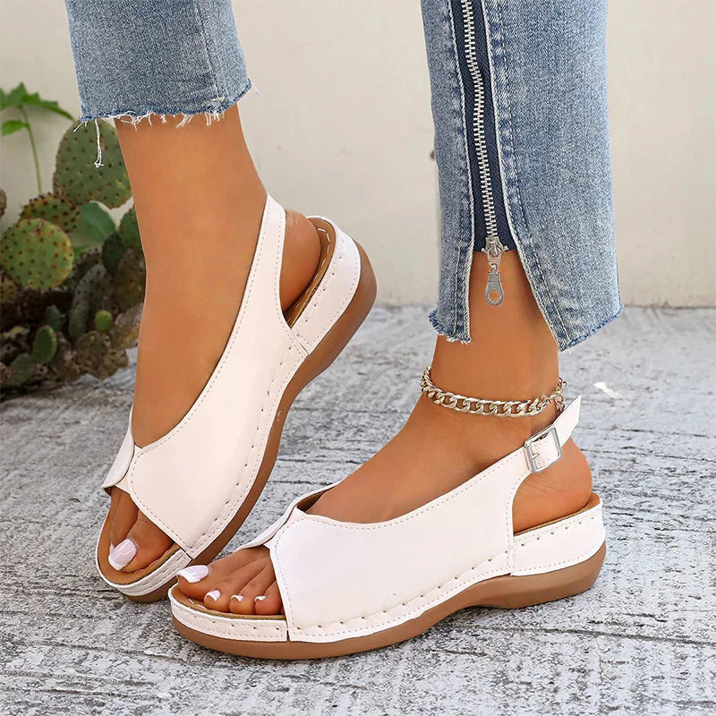 Flache Damen-Sandale aus glattem veganem Leder – Offene Spitze mit Schnallen-Slingback