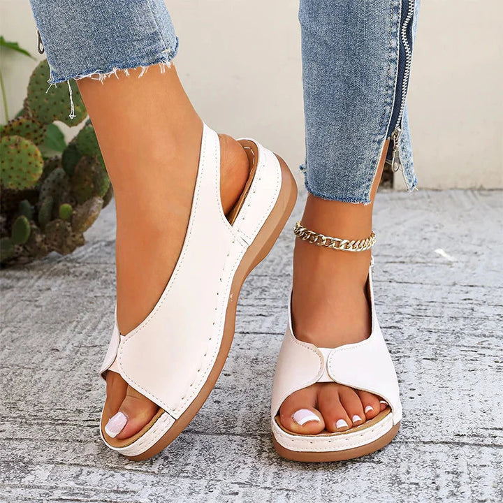 Flache Damen-Sandale aus glattem veganem Leder – Offene Spitze mit Schnallen-Slingback