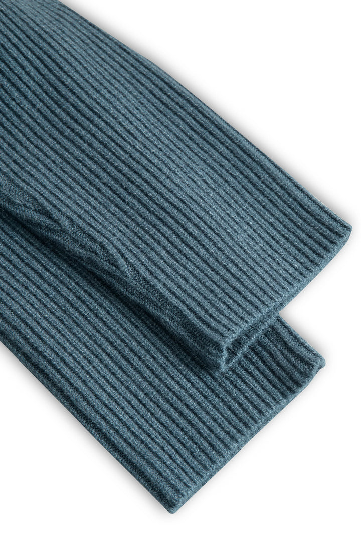 Langer gestrickter Damenmantel – taillierter Schnitt mit Kapuze