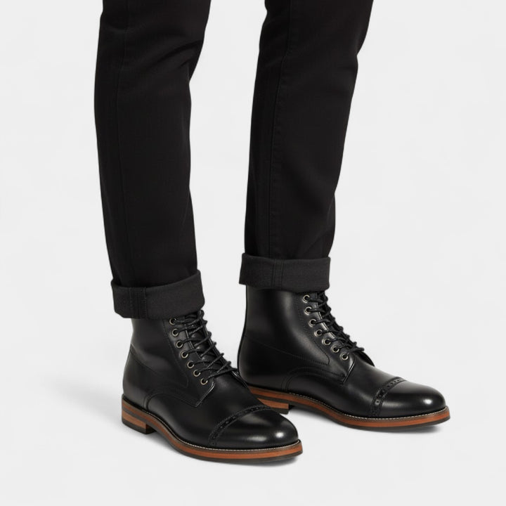Herrenstiefel aus Leder mit Schnürung – Mittelhoch, runde Spitze, strukturierter Schnitt