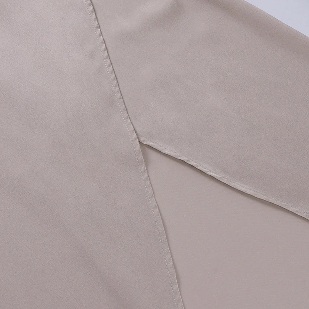 Damen Slip-Kleid mit V-Ausschnitt und Schlitz – Slim Fit mit Trägern | Seidig Drapiert