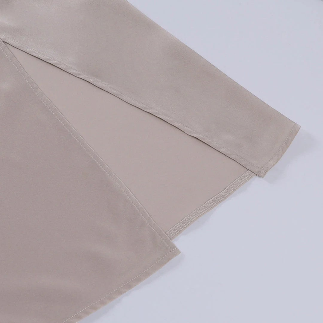 Damen Slip-Kleid mit V-Ausschnitt und Schlitz – Slim Fit mit Trägern | Seidig Drapiert