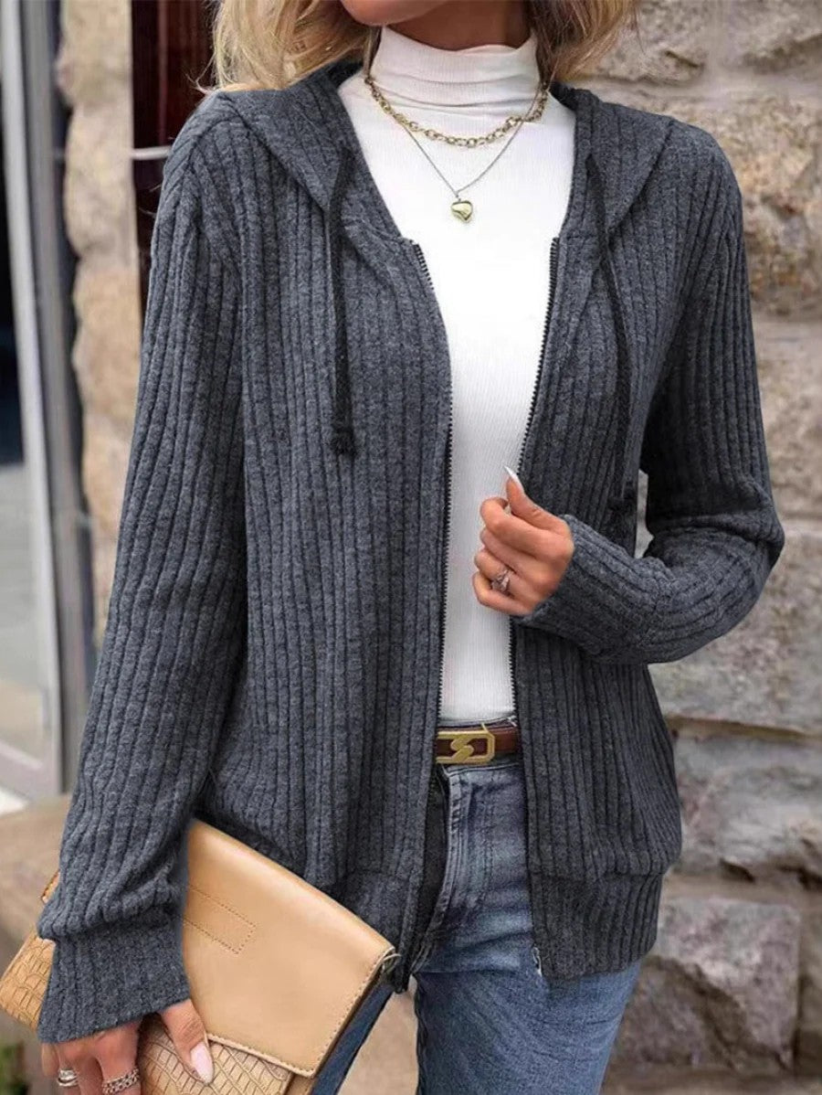 Damen Cardigan aus geripptem Strick – Reißverschluss mit Kapuze, weiter lässiger Schnitt
