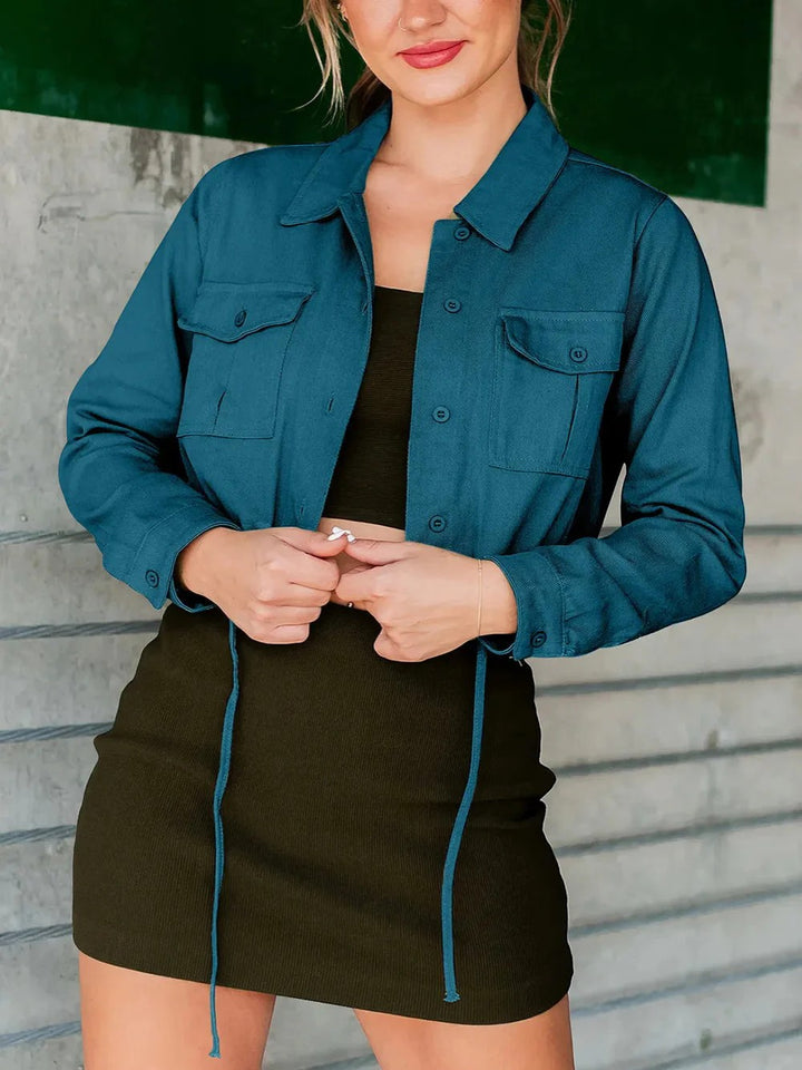 Kurze Damenjacke aus Baumwollmischung – Weiter Schnitt mit Brusttaschen
