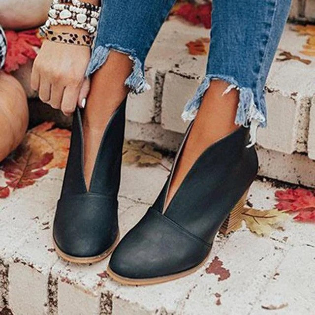 Damen-Stiefeletten aus Wildleder mit dickem Absatz – geflochtener Riemen, ausgeschnittenes Design