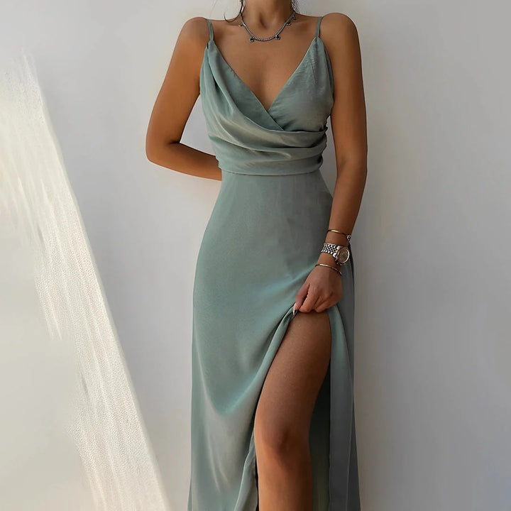 Damen Slip-Kleid mit V-Ausschnitt und Schlitz – Slim Fit mit Trägern | Seidig Drapiert