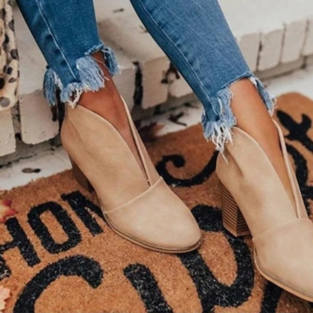 Damen-Stiefeletten aus Wildleder mit dickem Absatz – geflochtener Riemen, ausgeschnittenes Design