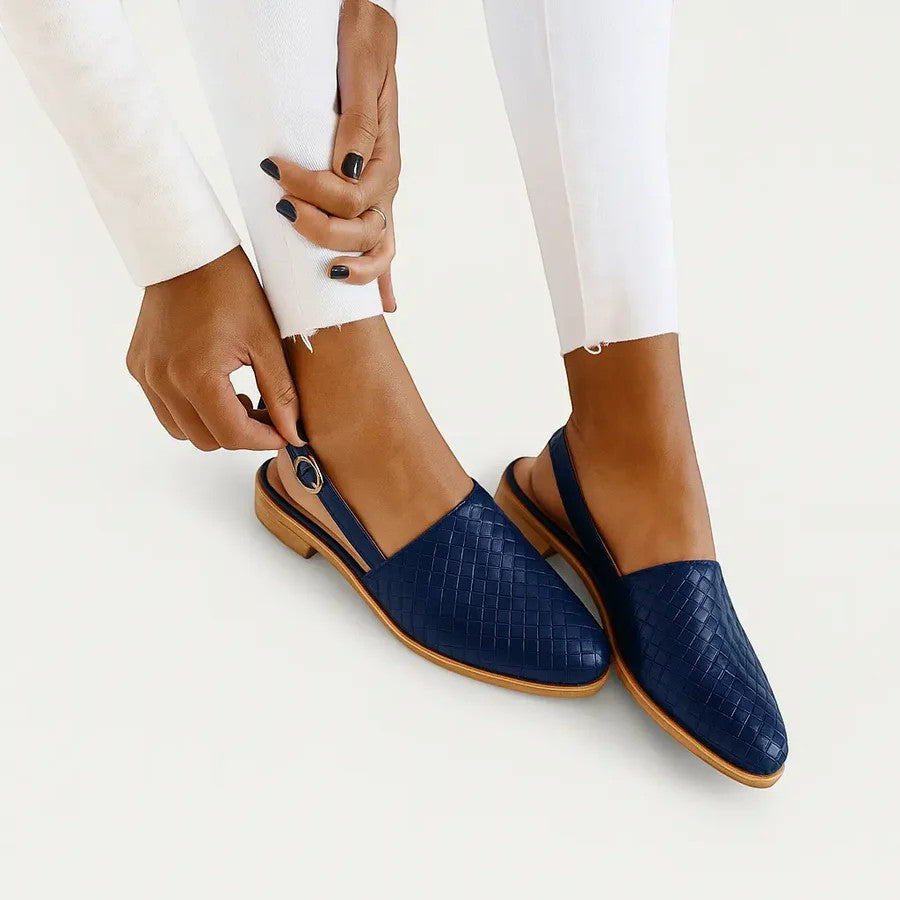 Damen flache Slingback-Sandalen aus Leder – spitze Spitze mit Schnallenriemen