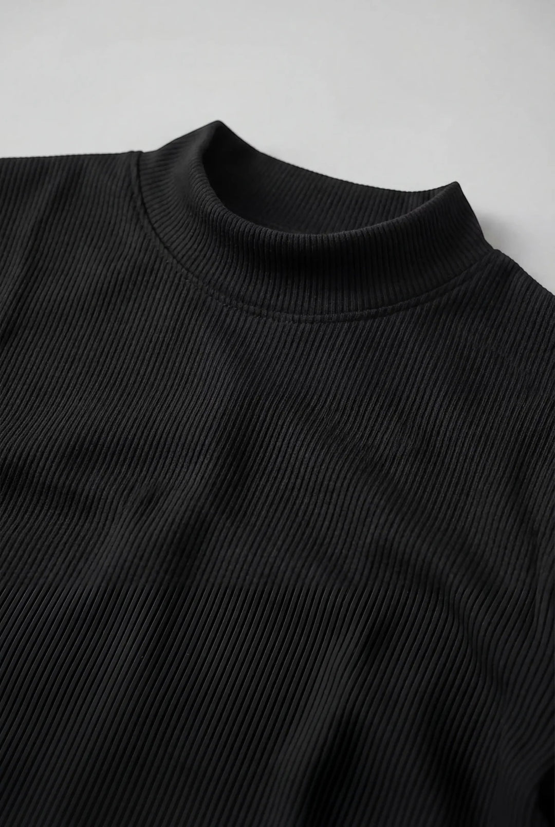 Figurbetontes Stretch-T-Shirt für Herren – Slim Fit, gerippter Kragen