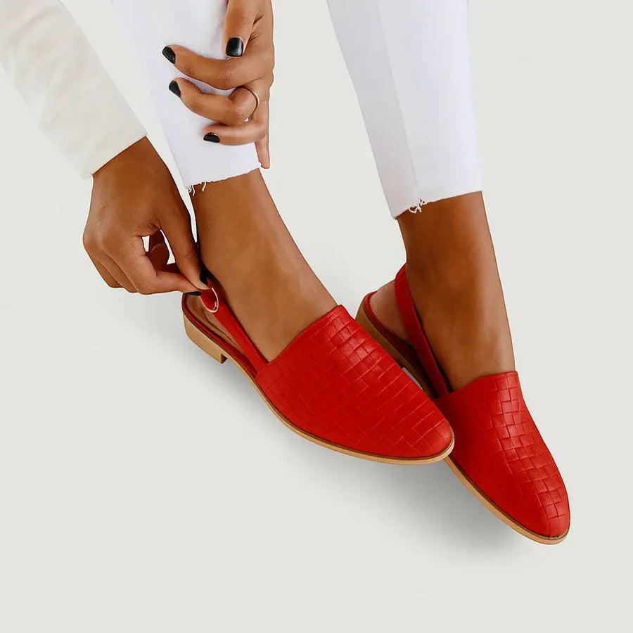 Damen flache Slingback-Sandalen aus Leder – spitze Spitze mit Schnallenriemen