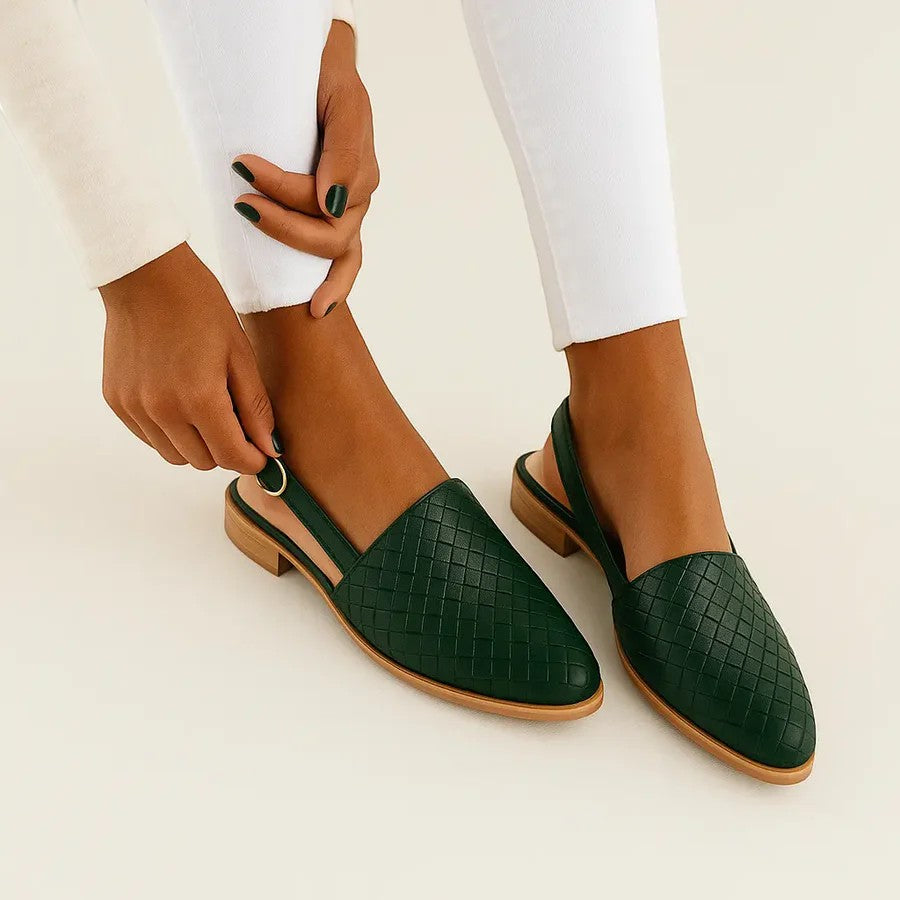 Damen flache Slingback-Sandalen aus Leder – spitze Spitze mit Schnallenriemen