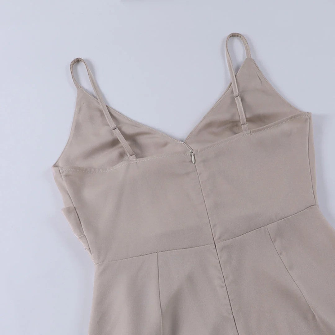Damen Slip-Kleid mit V-Ausschnitt und Schlitz – Slim Fit mit Trägern | Seidig Drapiert