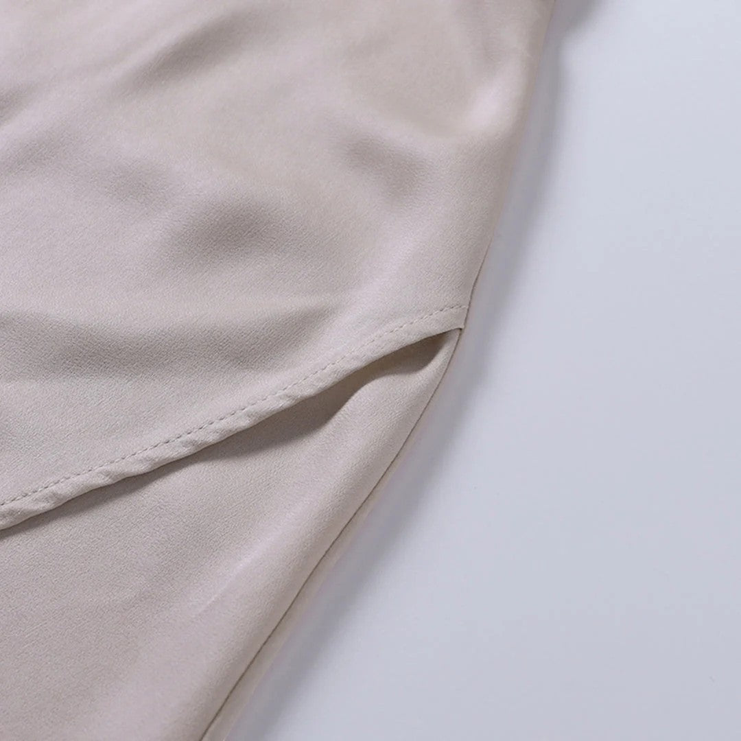 Damen Slip-Kleid mit V-Ausschnitt und Schlitz – Slim Fit mit Trägern | Seidig Drapiert