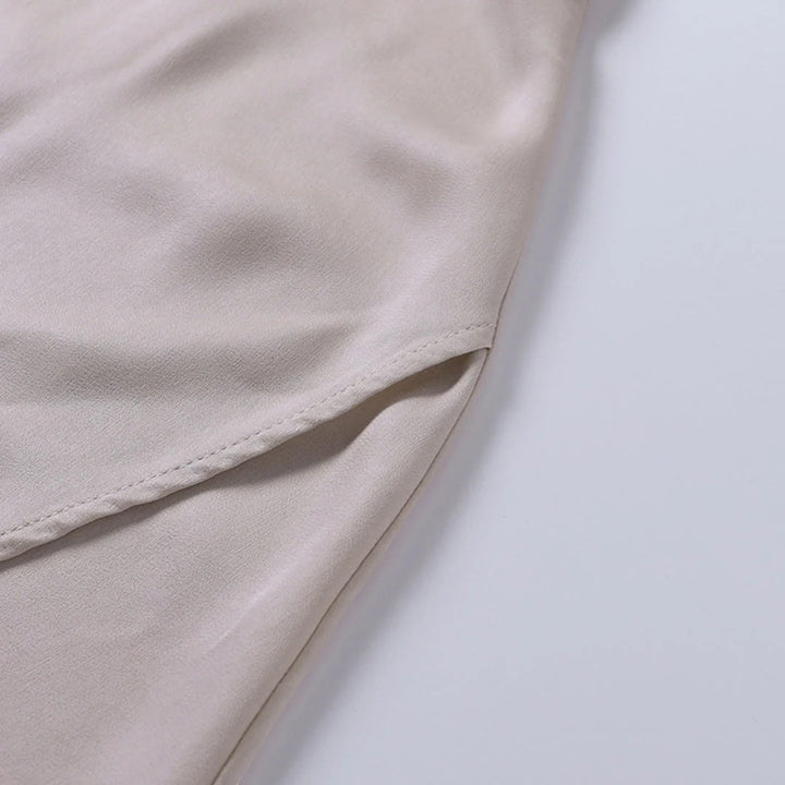 Damen Slip-Kleid mit V-Ausschnitt und Schlitz – Slim Fit mit Trägern | Seidig Drapiert