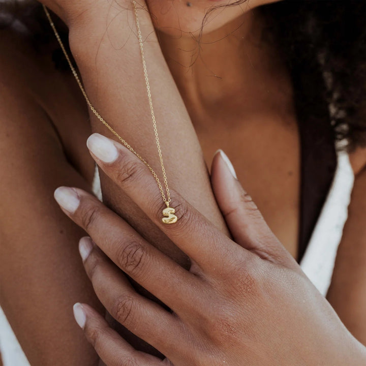 Collana Iniziale Placcata Oro per Donna – Ciondolo Lettera Bubble