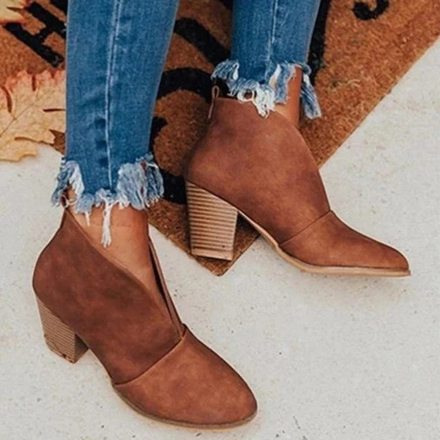 Damen-Stiefeletten aus Wildleder mit dickem Absatz – geflochtener Riemen, ausgeschnittenes Design