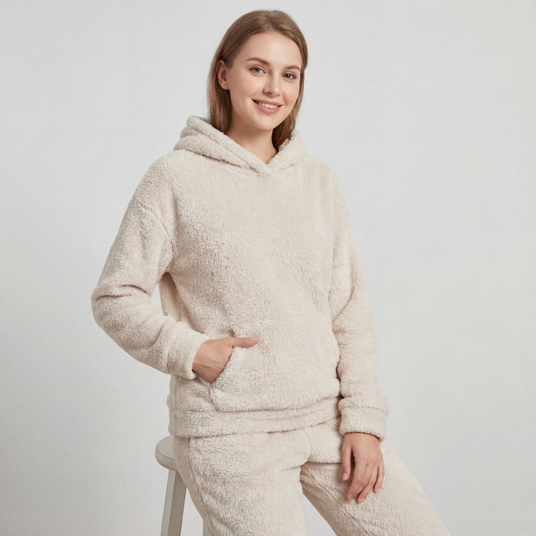 Claire Mode | Damen Lounge-Set aus flauschigem Stoff mit Kapuze und Hose mit elastischem Bund