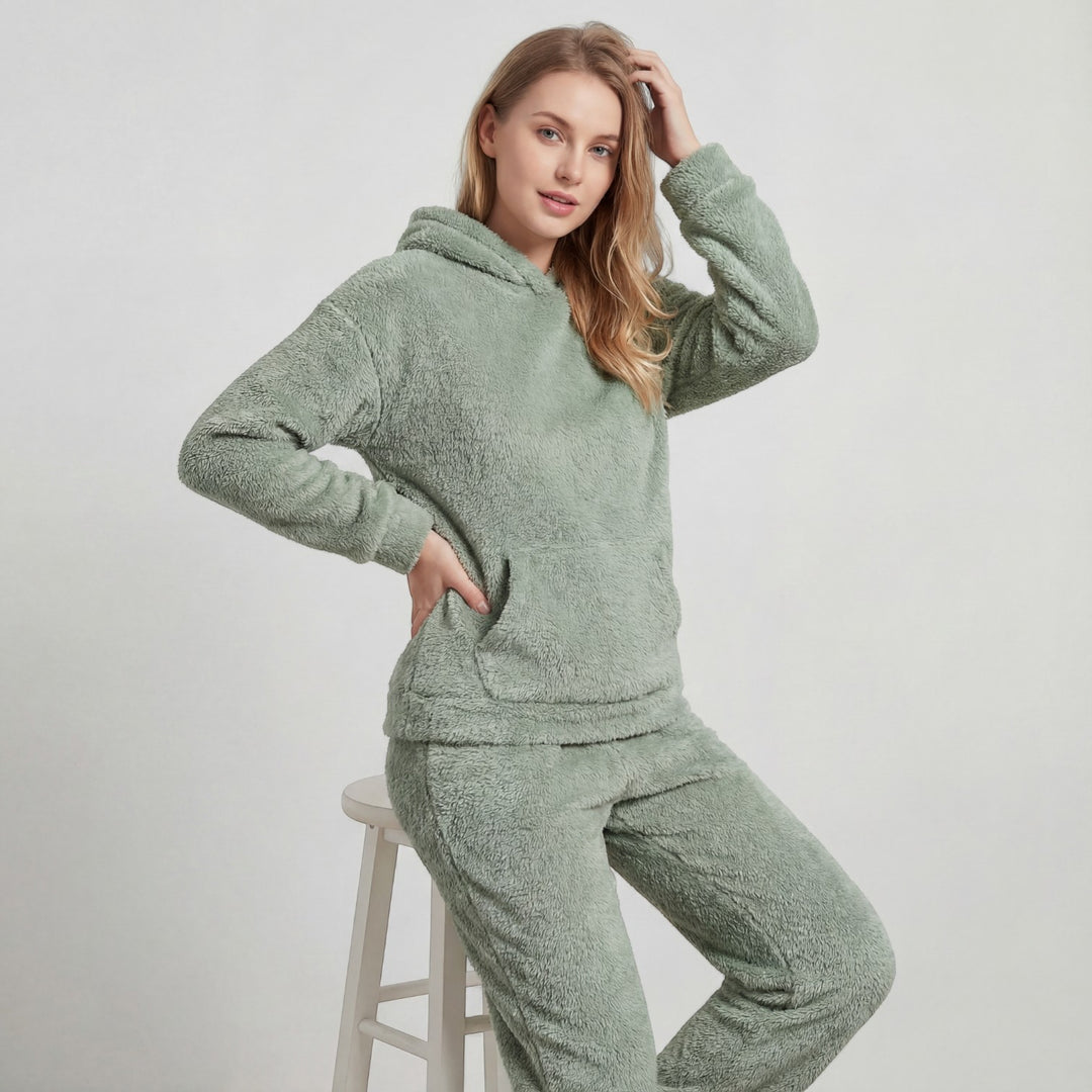 Claire Mode | Damen Lounge-Set aus flauschigem Stoff mit Kapuze und Hose mit elastischem Bund