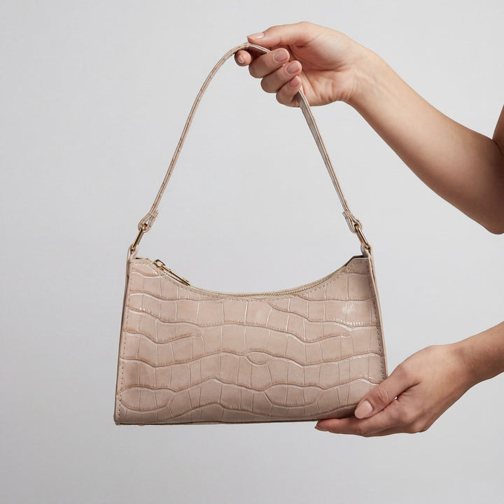 Schultertasche aus glänzendem, strukturiertem Leder für Damen – Kompaktes Format