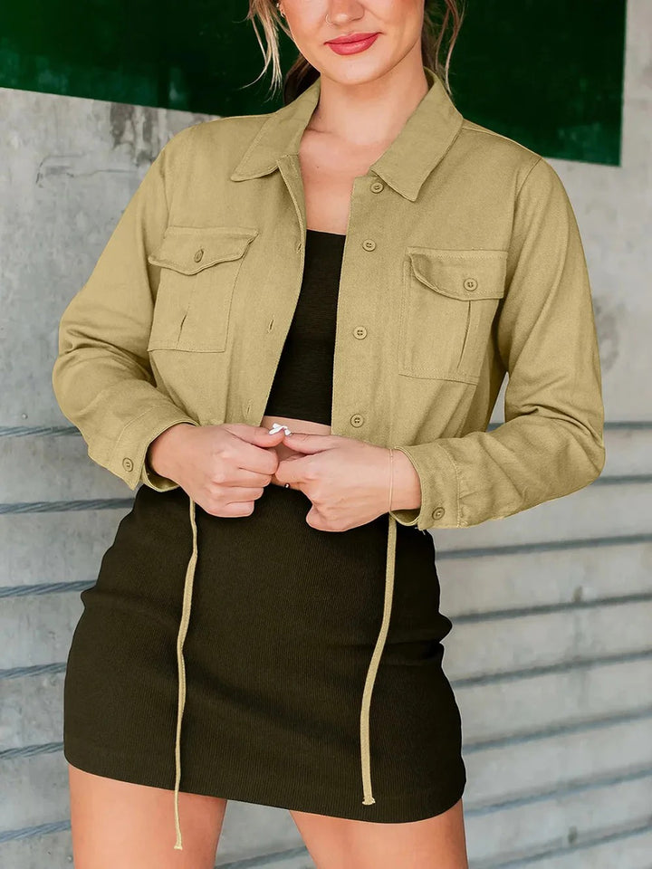 Kurze Damenjacke aus Baumwollmischung – Weiter Schnitt mit Brusttaschen