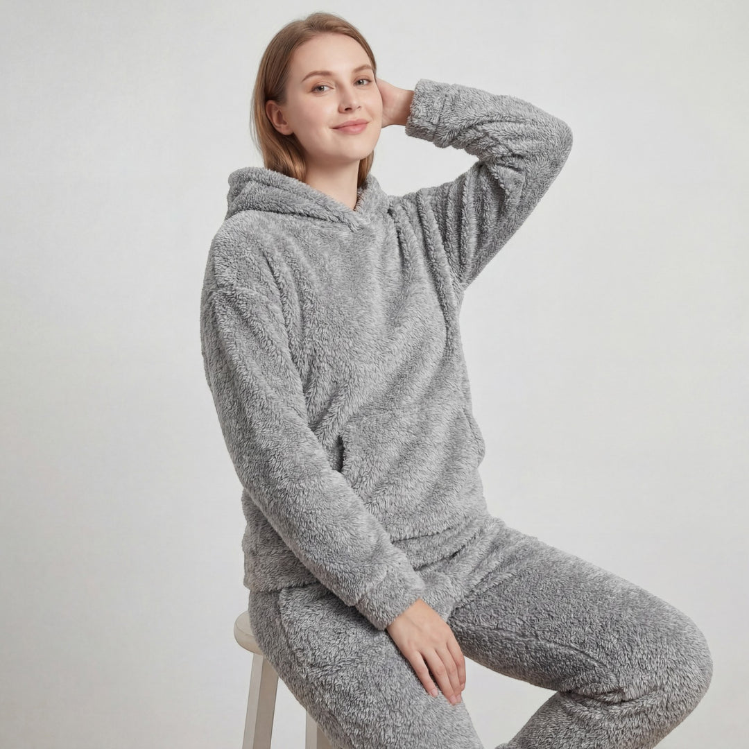 Claire Mode | Damen Lounge-Set aus flauschigem Stoff mit Kapuze und Hose mit elastischem Bund