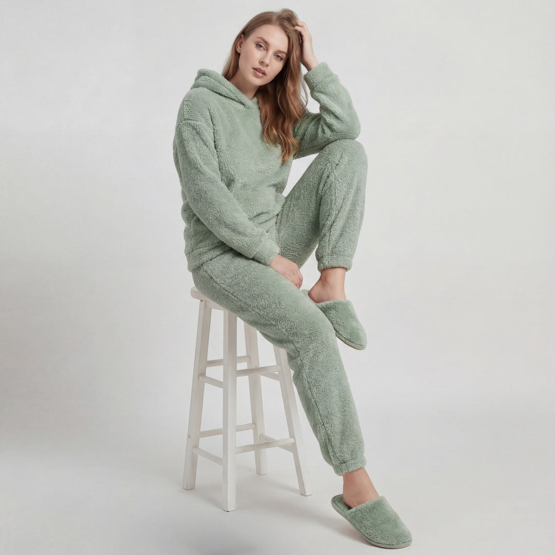 Claire Mode | Damen Lounge-Set aus flauschigem Stoff mit Kapuze und Hose mit elastischem Bund