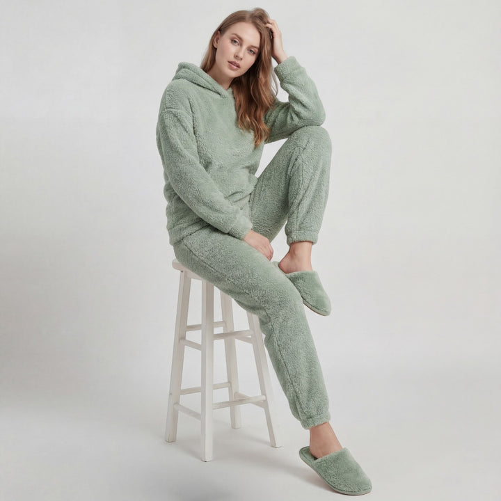 Claire Mode | Damen Lounge-Set aus flauschigem Stoff mit Kapuze und Hose mit elastischem Bund
