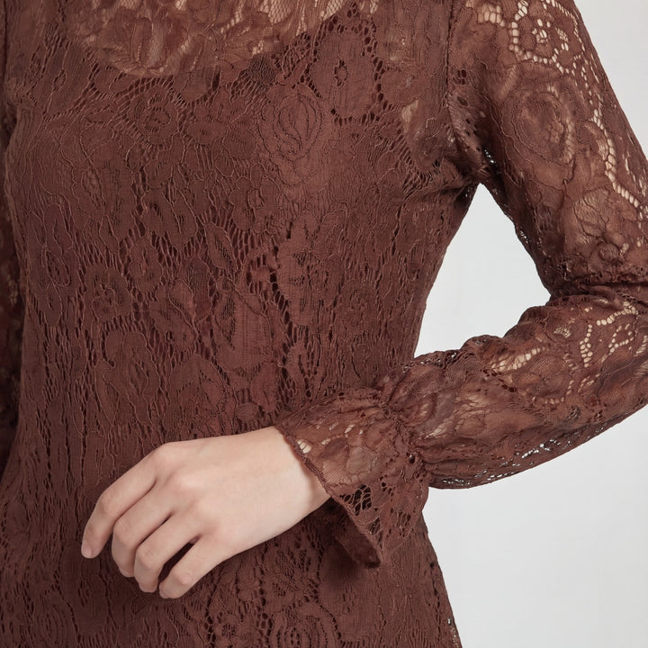 Damebluse i blonder med lange ærmer – Løs og åben pasform