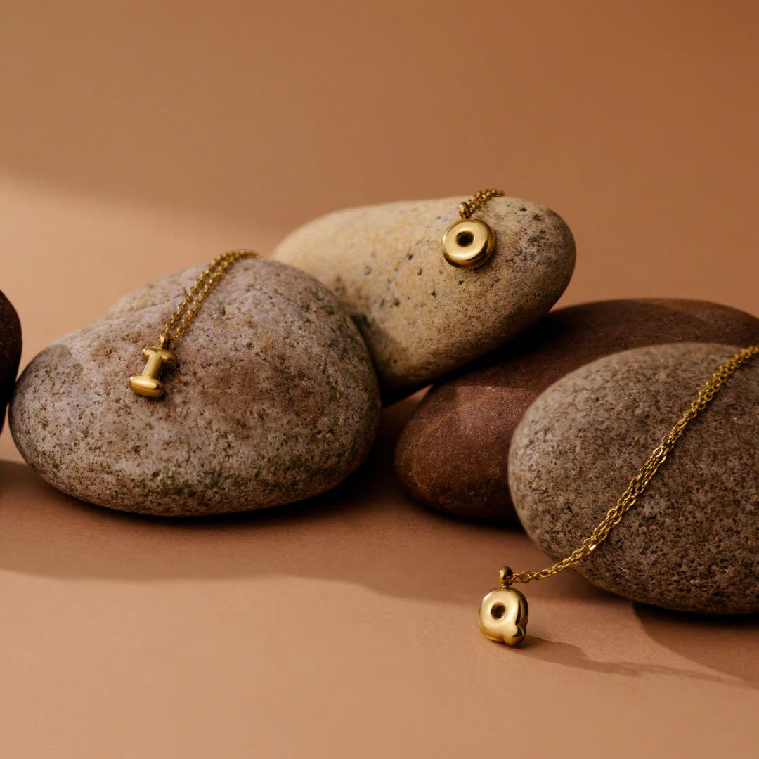 Collana Iniziale Placcata Oro per Donna – Ciondolo Lettera Bubble