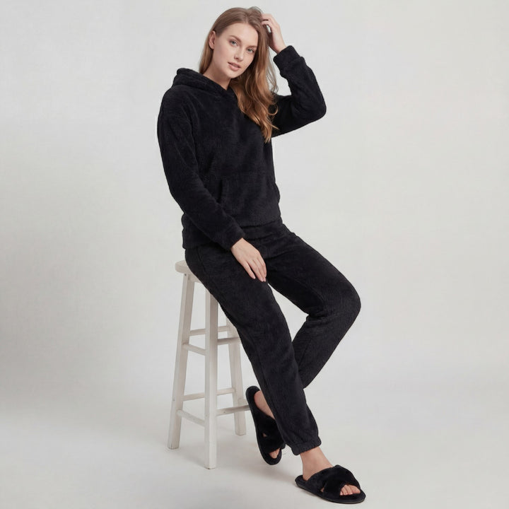 Claire Mode | Damen Lounge-Set aus flauschigem Stoff mit Kapuze und Hose mit elastischem Bund