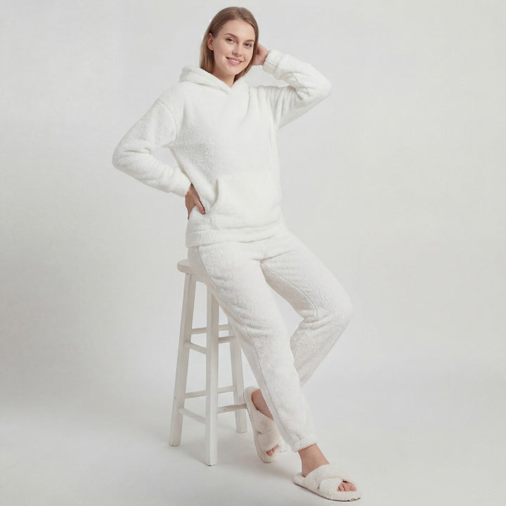 Claire Mode | Damen Lounge-Set aus flauschigem Stoff mit Kapuze und Hose mit elastischem Bund