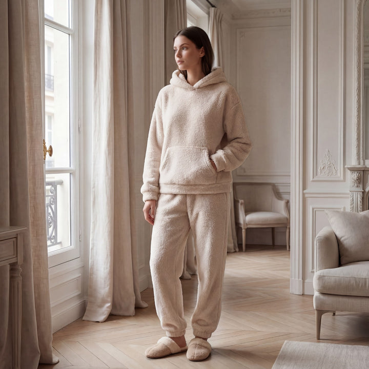 Claire Mode | Damen Lounge-Set aus flauschigem Stoff mit Kapuze und Hose mit elastischem Bund